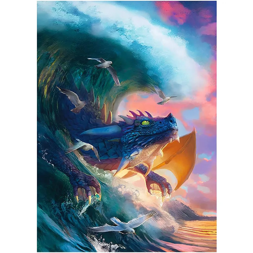 Ein blauer Drache taucht bei Sonnenuntergang aus einer riesigen Meereswelle auf, umgeben von Möwen.