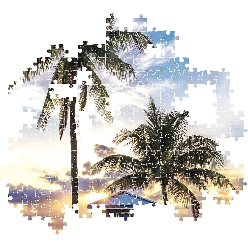 Puzzle d'une scène tropicale avec des palmiers, un toit bleu et un ciel de coucher de soleil nuageux.