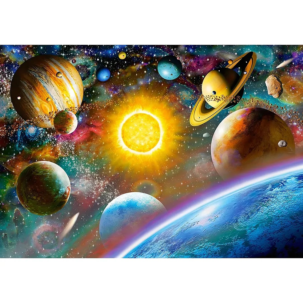 Eine bunte Weltraumszene zeigt Planeten, Ringe, eine helle Sonne und einen sternenklaren Hintergrund mit Nebeln.