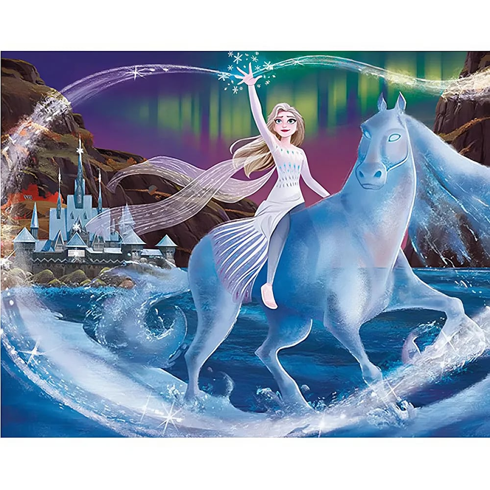 Elsa in abito bianco cavalca un cavallo d'acqua blu davanti a un castello e all'aurora boreale.