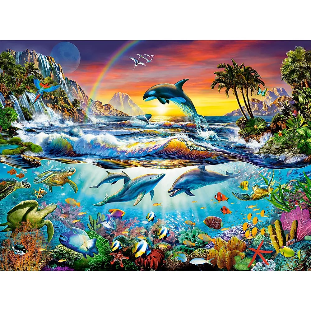 Lebendige Unterwasser- und Überwasserszene mit Delfinen, Schildkröten, Fischen und tropischer Küste bei Sonnenuntergang.