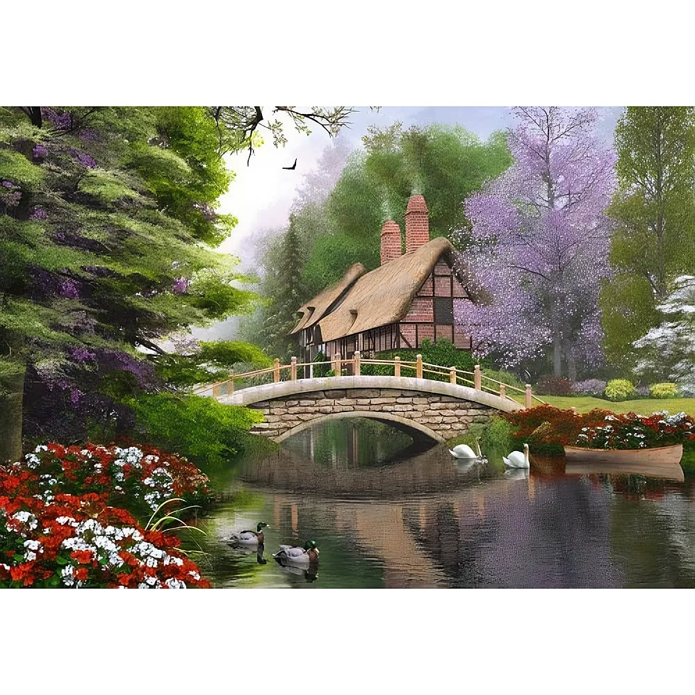 Steinbrücke führt zu einem strohgedeckten Haus am See mit Blumen, Enten und Schwänen.