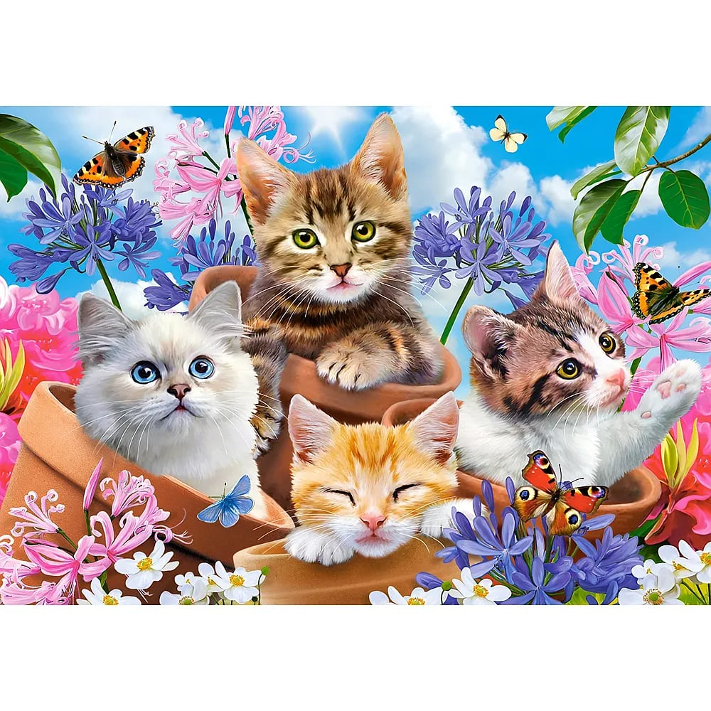 Cuatro lindos gatitos en macetas rodeados de flores coloridas y mariposas bajo un cielo azul.