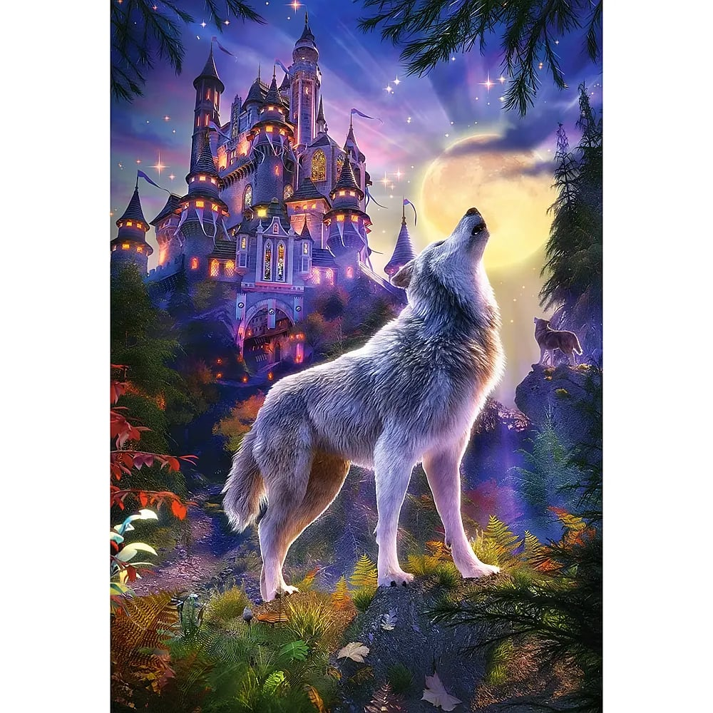 Ein Wolf heult auf einem Felsen vor einem beleuchteten Schloss bei Vollmond.