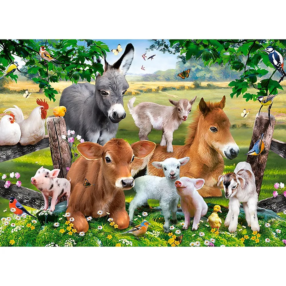 Eine fröhliche Gruppe von Bauernhoftieren, darunter ein Esel, ein Kalb, ein Fohlen und Vögel auf einer blühenden Wiese.