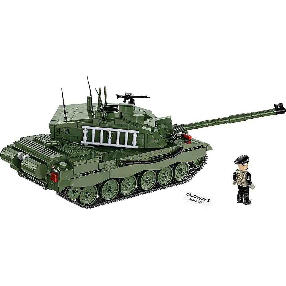 Un tank vert en briques de jouet avec chenilles, long canon et une figurine de soldat.