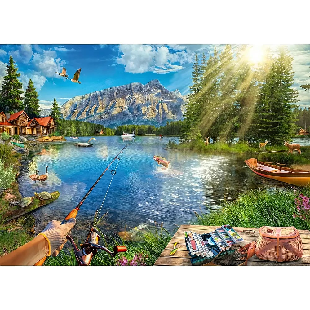 Angelrute im Vordergrund am ruhigen See mit Bergen, Booten, Wildtieren und einer Fischerhütte im Hintergrund.