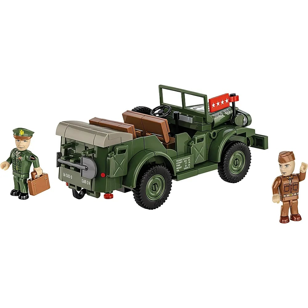 Voiture militaire jouet verte avec des sièges marron et deux figurines de soldats sur fond blanc.