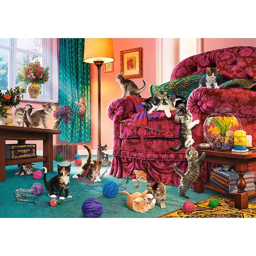 Viele verspielte Kätzchen in einem gemütlichen Zimmer mit pinkem Sofa, grünem Teppich und Wollknäueln.