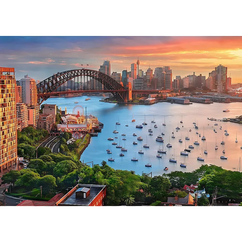 Vista del puerto de Sídney con el puente, barcos en el agua y rascacielos al fondo al atardecer.