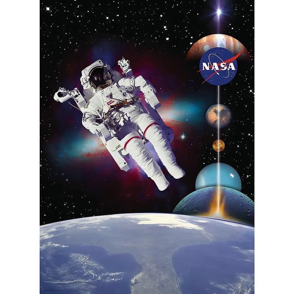 Un astronauta fluttua nello spazio sopra la Terra, con pianeti e il logo della NASA sullo sfondo.