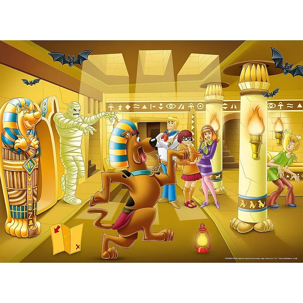Scooby-Doo und die Bande erkunden ein ägyptisches Grab mit Mumie, Fledermäusen und Hieroglyphen.