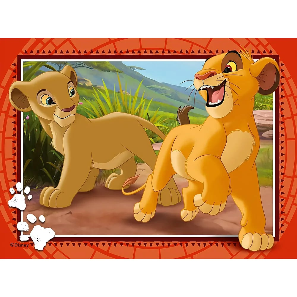 Zwei junge Löwen, Simba und Nala, rennen vergnügt durch eine grüne Savannenlandschaft.
