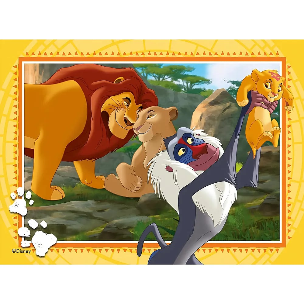 Rafiki hält das Baby Simba hoch, während Mufasa und Sarabi freudig zusehen.
