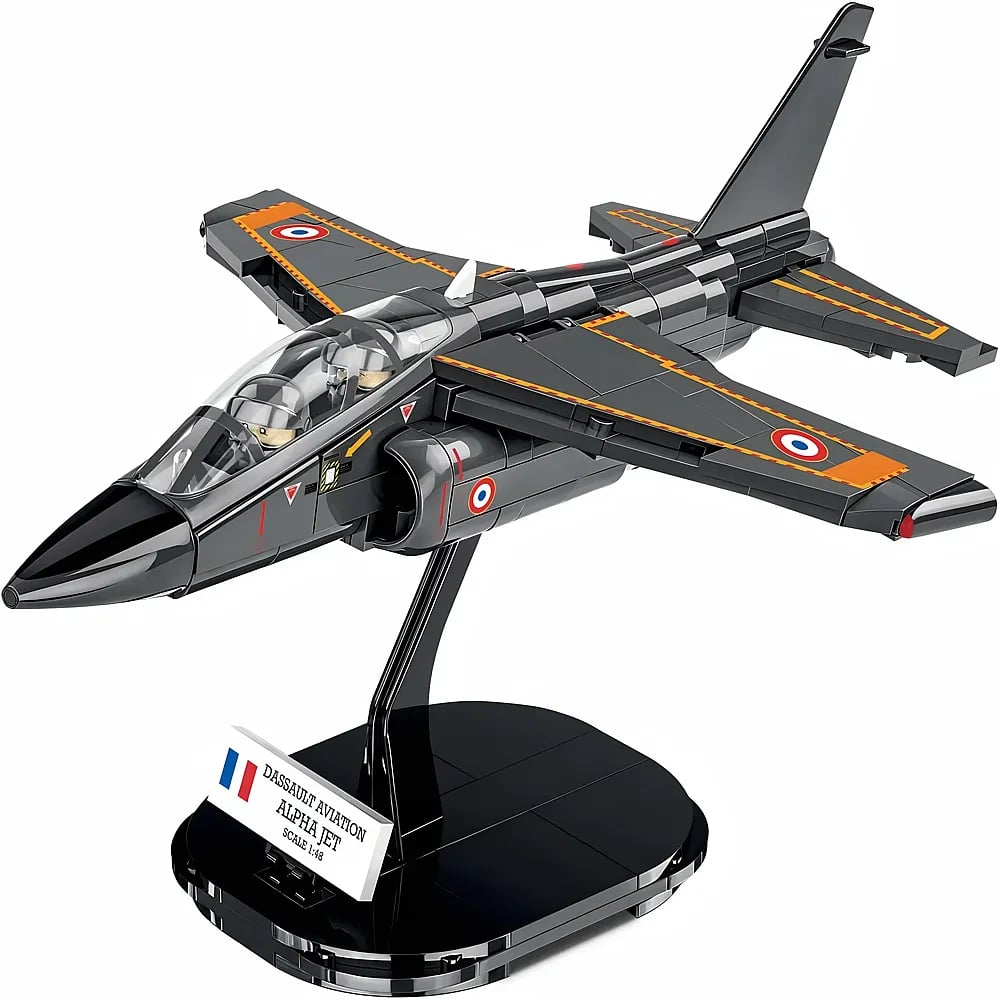 Ein schwarzes Spielzeug-Jet-Flugzeugmodell auf einem schwarzen Ständer mit weißem Schild Dassault Aviation Alpha Jet.