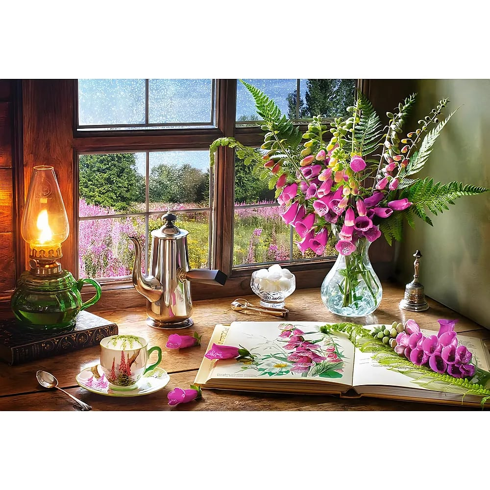 Eine gemütliche Fensterbank mit brennender grüner Lampe, Teekanne, Tasse, offenem Buch und Blumen.