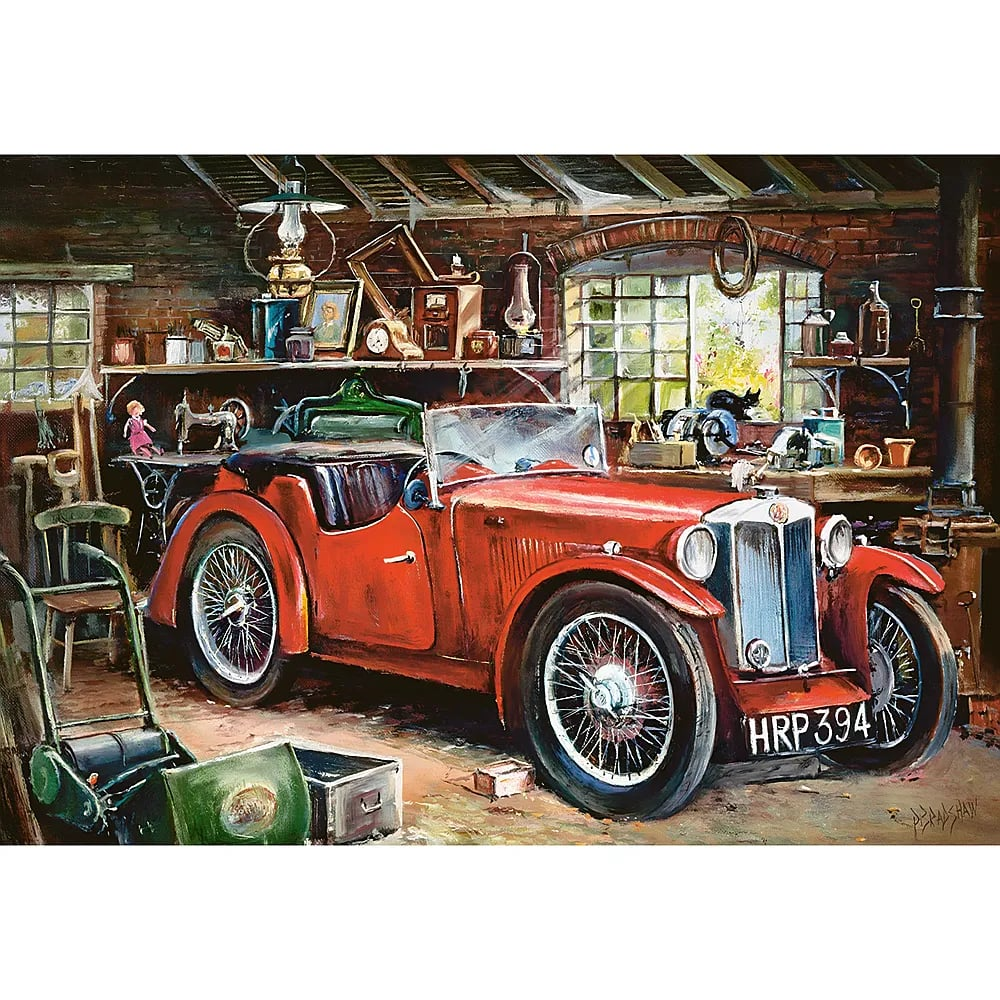 Ein roter Oldtimer steht in einer Werkstatt mit Regalen voller Werkzeuge und einem Fenster im Hintergrund.