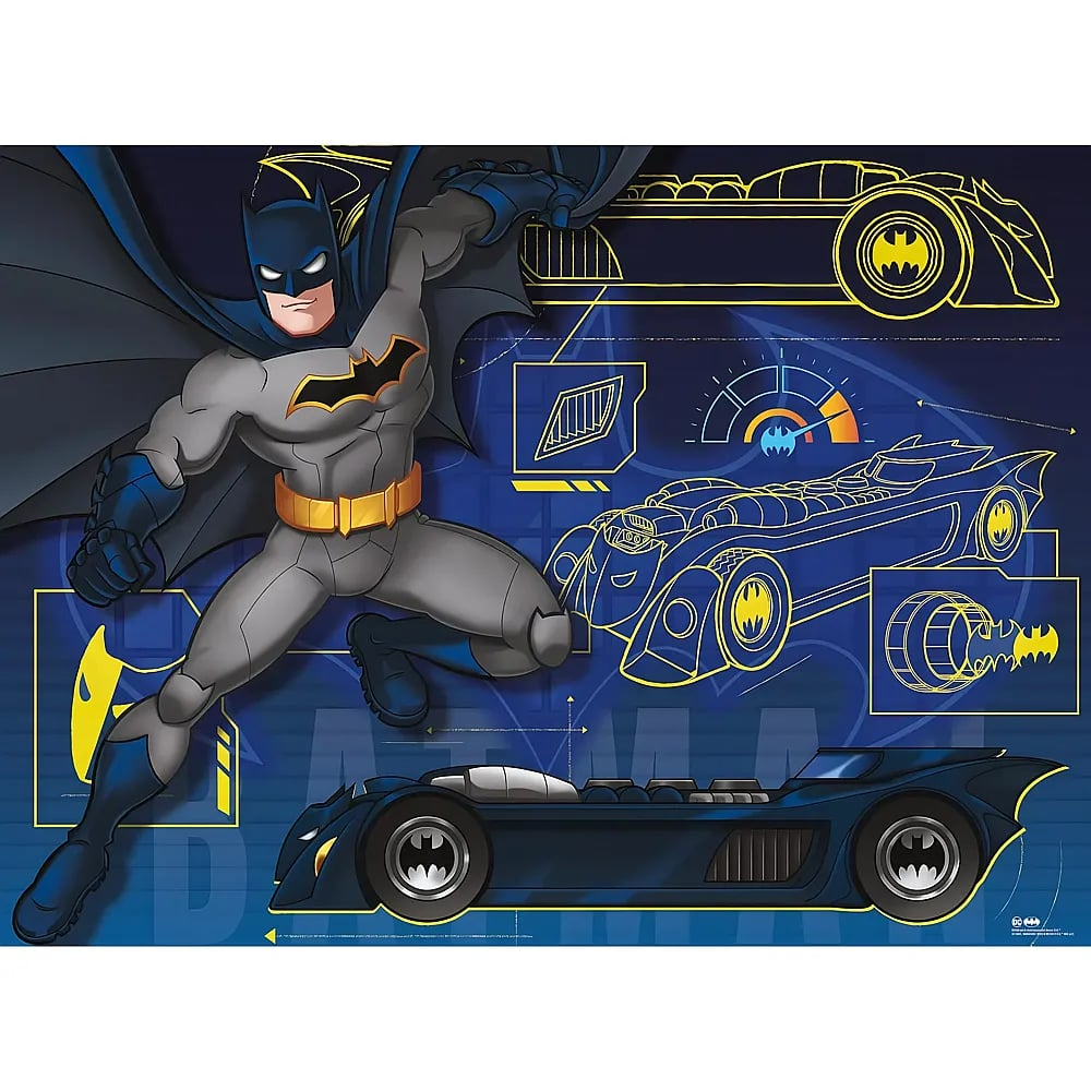 Batman posiert vor blauem Hintergrund mit gelben Batmobil-Bauplänen und einem 3D-Modell des Autos unten.