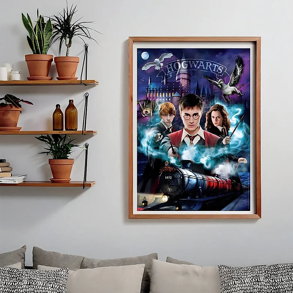 Ein gerahmtes Hogwarts-Poster hängt an einer weißen Wand über einem Sofa, neben Regalen mit Topfpflanzen.