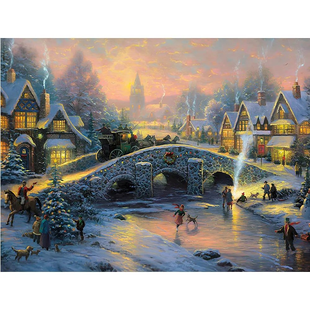 Verschneites Dorf bei Sonnenuntergang mit einer Steinbrücke, Kutsche, Fluss und Menschen beim Eislaufen.