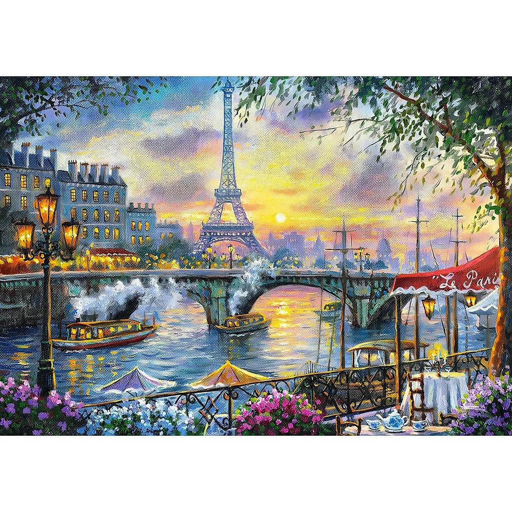 Pintura colorida de la Torre Eiffel al atardecer sobre un río con barcos, un puente y un café en la acera.