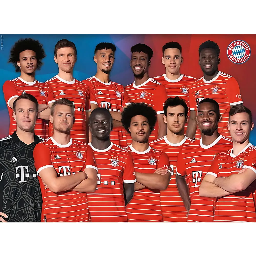 Gruppe von zwölf Fußballern in rot-weiß gestreiften Trikots vor rot-blauem Hintergrund.