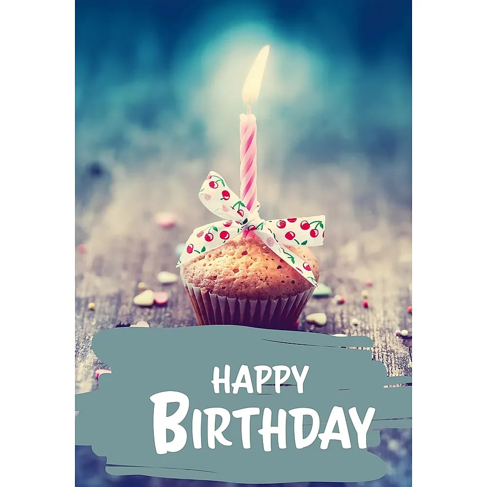 Ein Cupcake mit brennender Kerze, Kirschband und dem Text Alles Gute zum Geburtstag auf Holz.