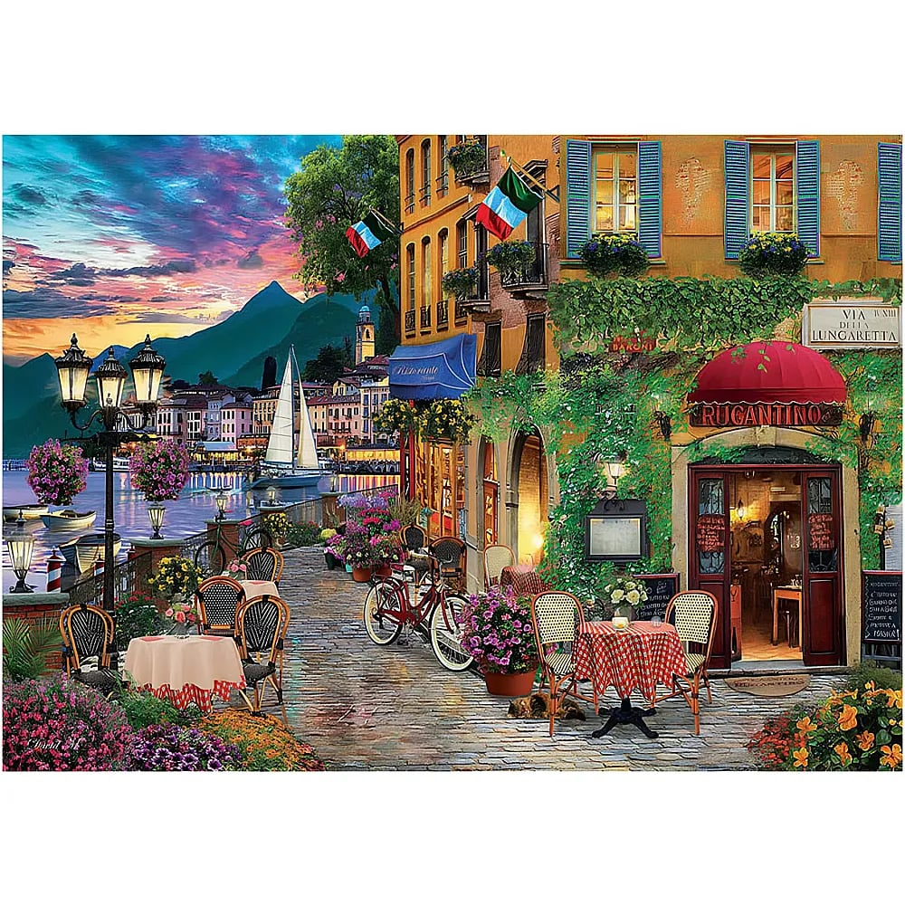 Eine malerische italienische Seepromenade mit Restaurant-Außensitzplätzen, blühenden Blumen und buntem Abendhimmel.