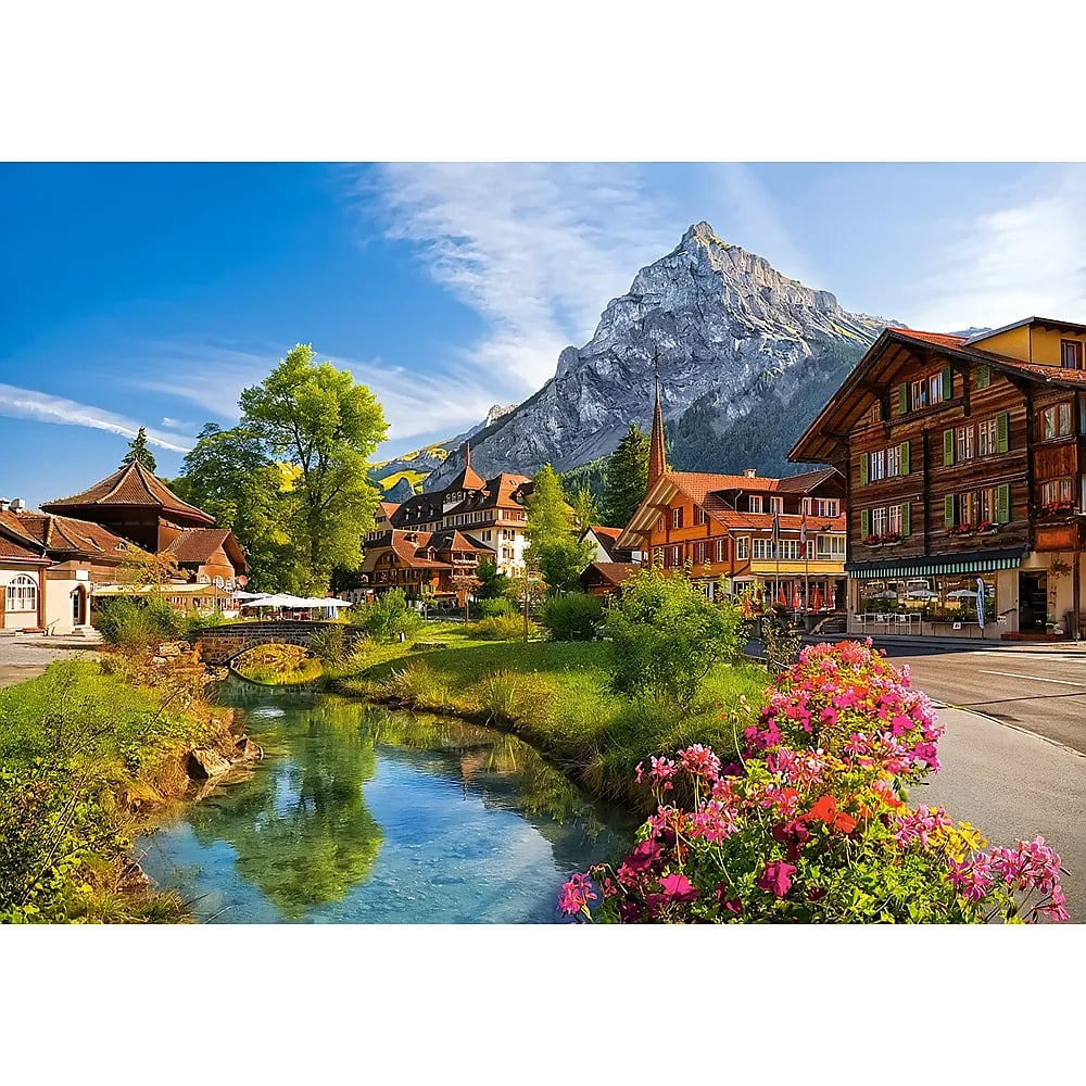 Malerisches Bergdorf mit Holzhütten, klarem Bach und bunten Blumen unter blauem Himmel.
