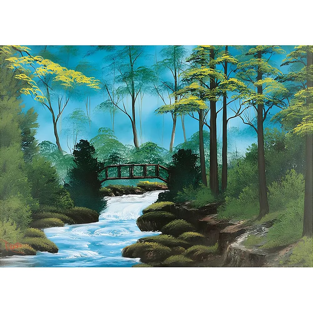 Eine rustikale Brücke führt über einen rauschenden blauen Bach in einem üppigen grünen Wald mit hohen Bäumen.
