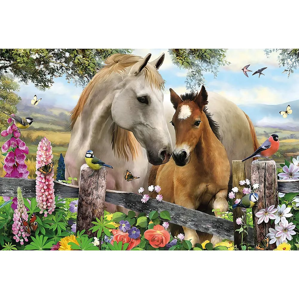Eine weiße Stute und ein braunes Fohlen stehen hinter einem Holzzaun, umgeben von bunten Blumen und Vögeln.