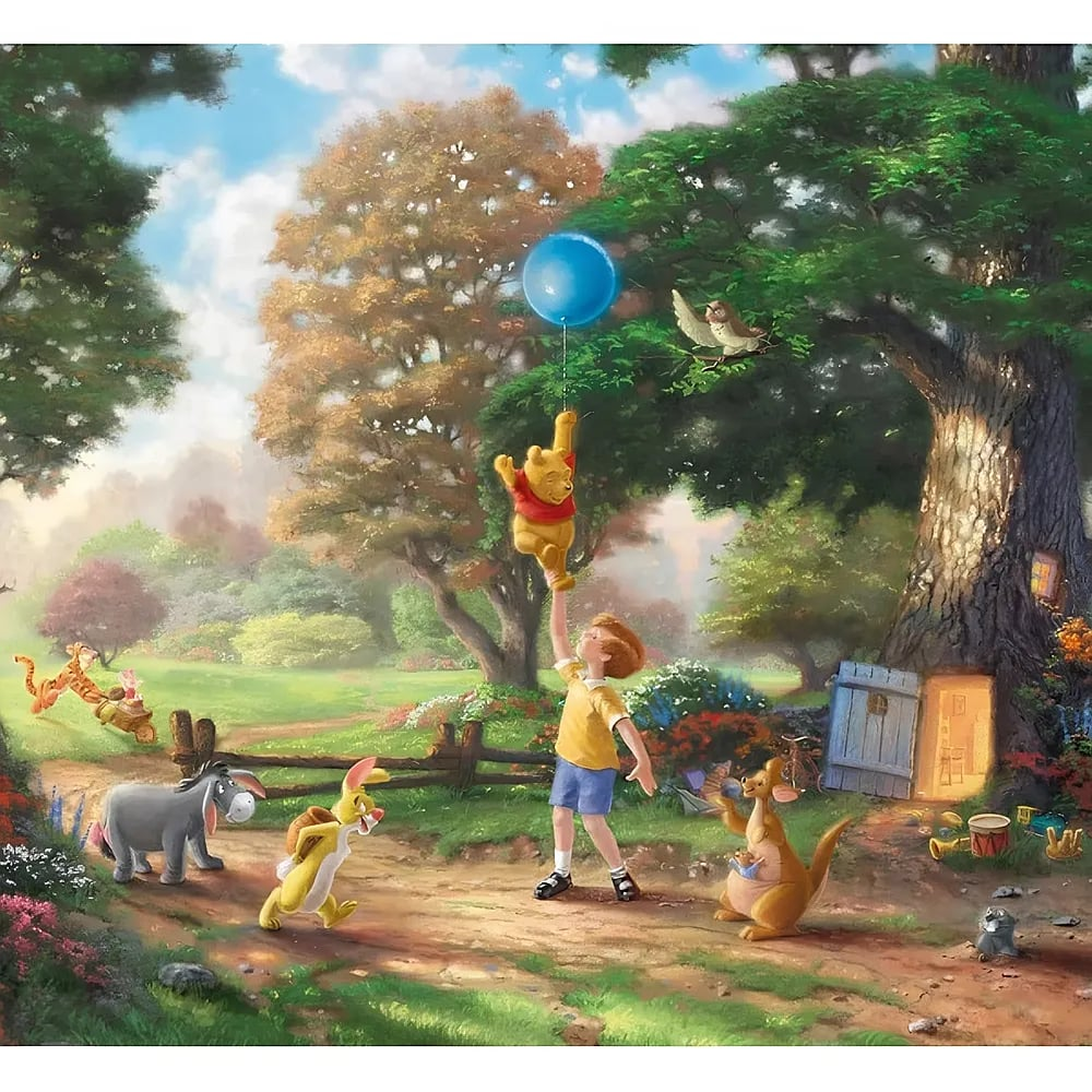 Christopher Robin hebt Winnie Puuh mit einem blauen Ballon, umgeben von Freunden in einem sonnigen Wald.