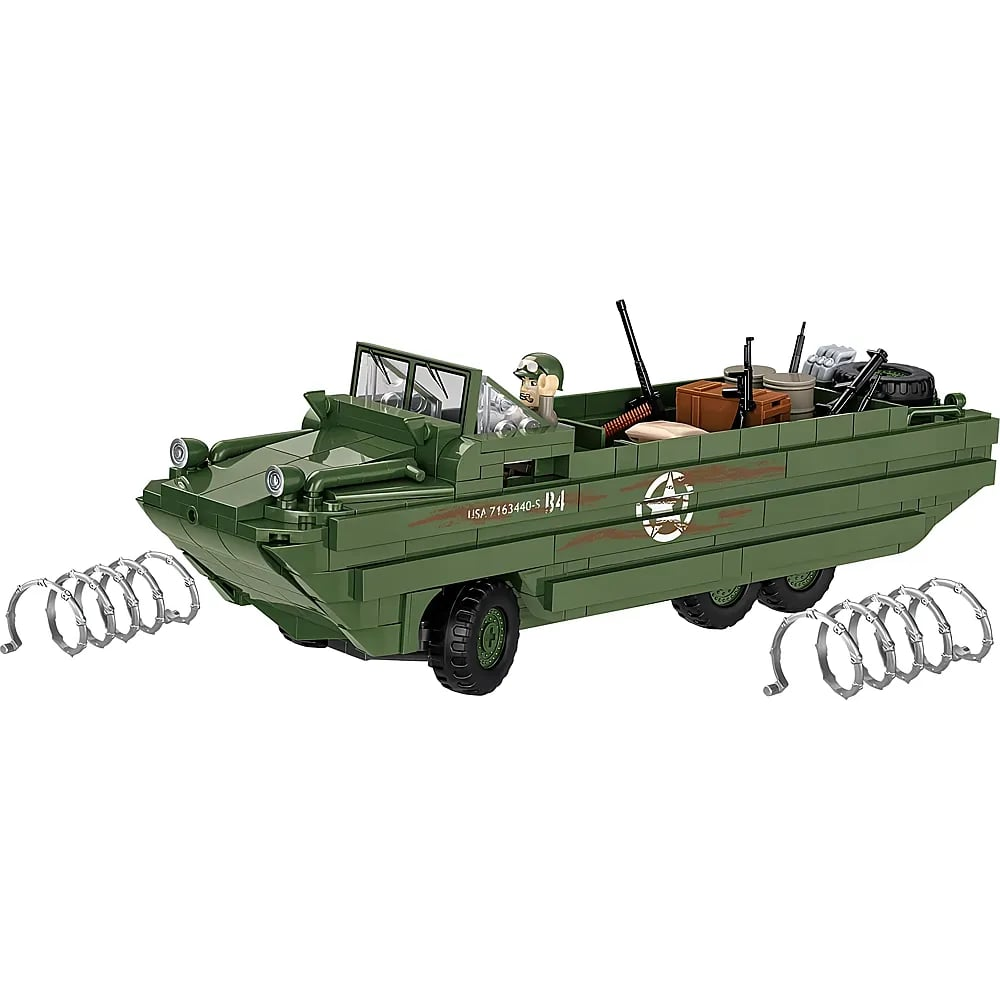 Véhicule amphibie Lego vert avec conducteur, armes et fil barbelé sur fond blanc.