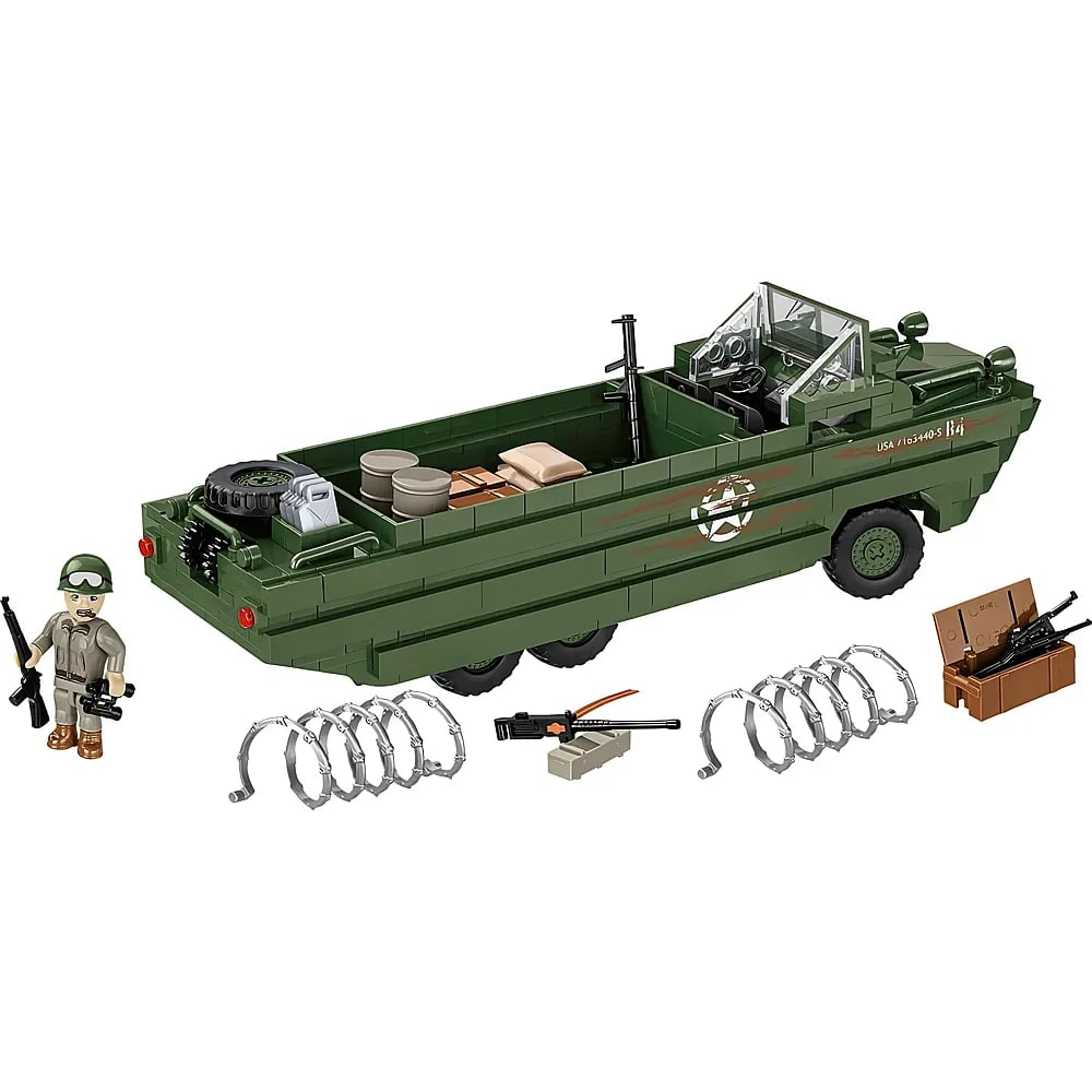 Un véhicule amphibie jouet vert avec une figurine de soldat, des armes, des tonneau et du barbelé.