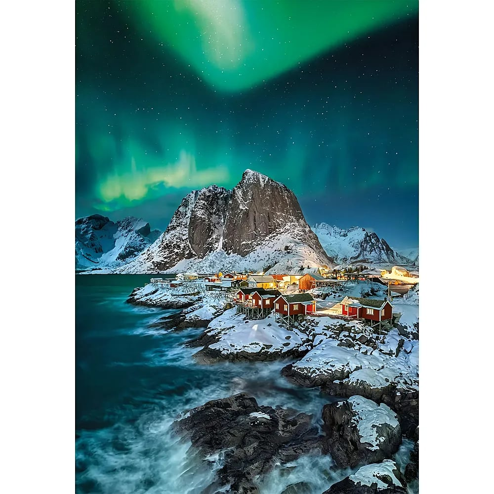Nordlichter leuchten über einem schneebedeckten Küstendorf mit roten Hütten unter einem sternenklaren Himmel.
