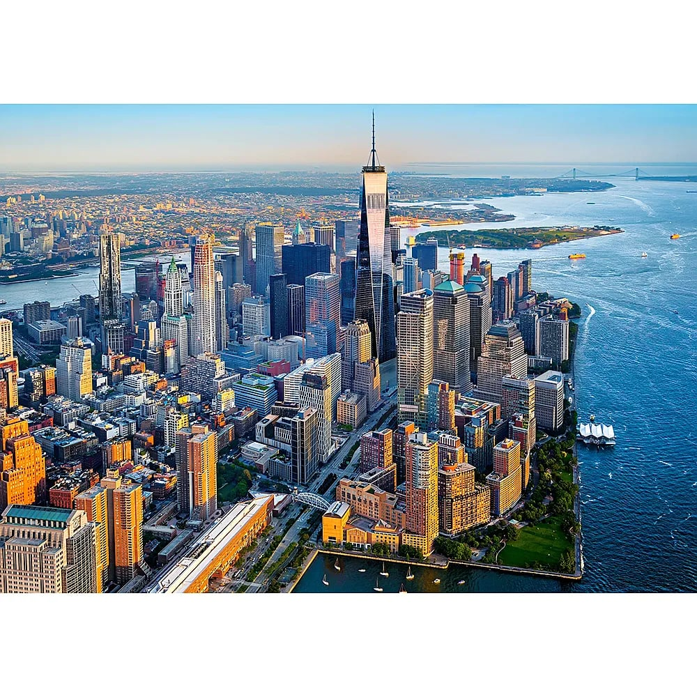 Luftaufnahme von New York City mit dem One World Trade Center und dem Hudson River bei Tageslicht.