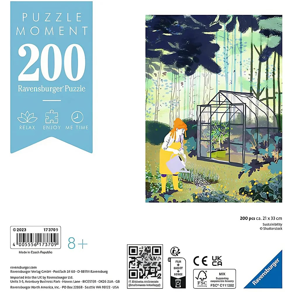 Eine Person in gelben Stiefeln gießt Pflanzen neben einem Gewächshaus auf einer Ravensburger Puzzle-Schachtel.