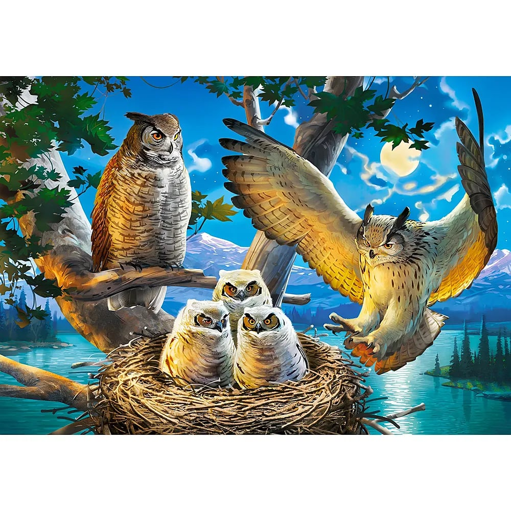 Famille de hiboux avec trois oisillons dans un nid, un hibou perché et un en vol devant des montagnes.