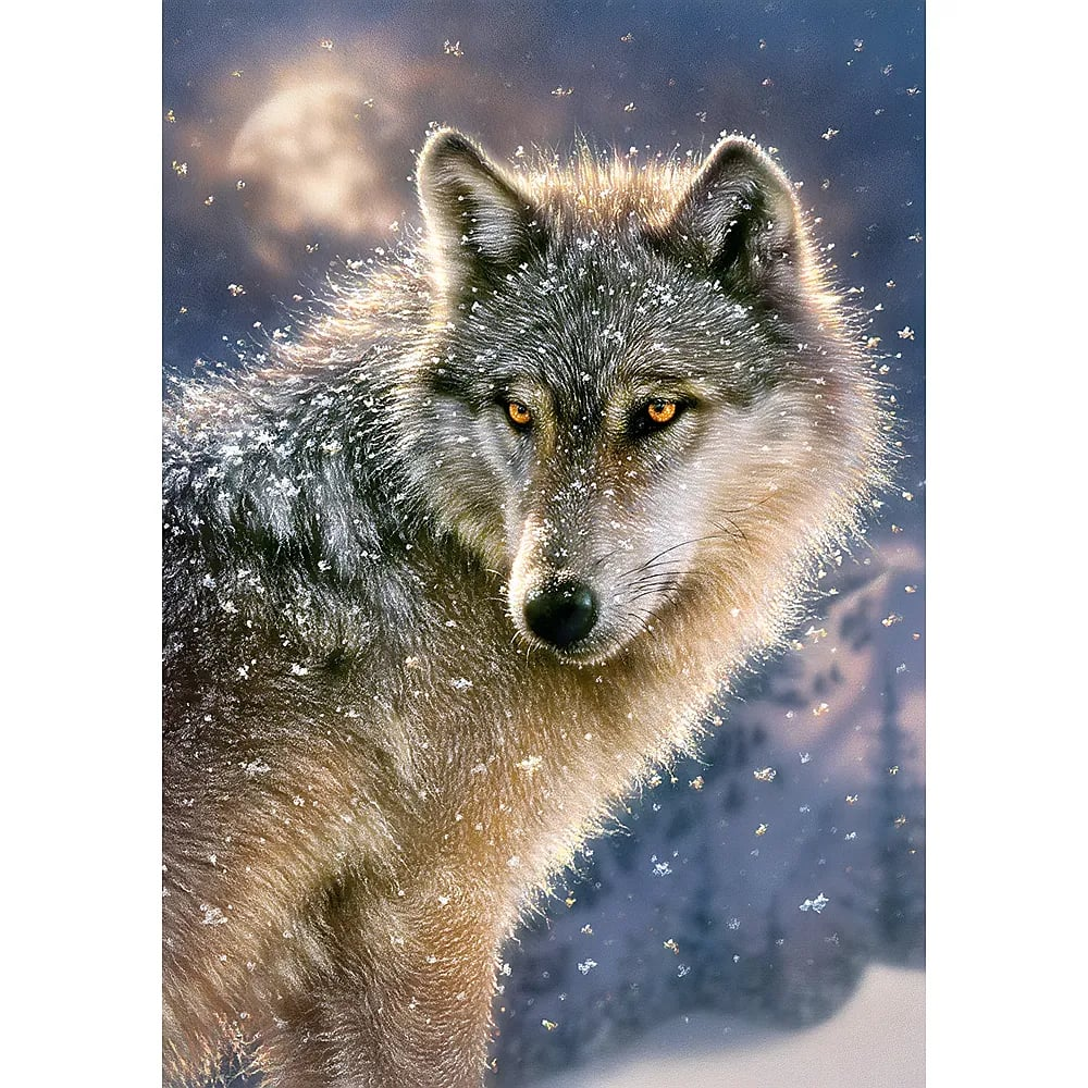 Ein Wolf mit leuchtenden gelben Augen steht im Schnee bei Vollmond.