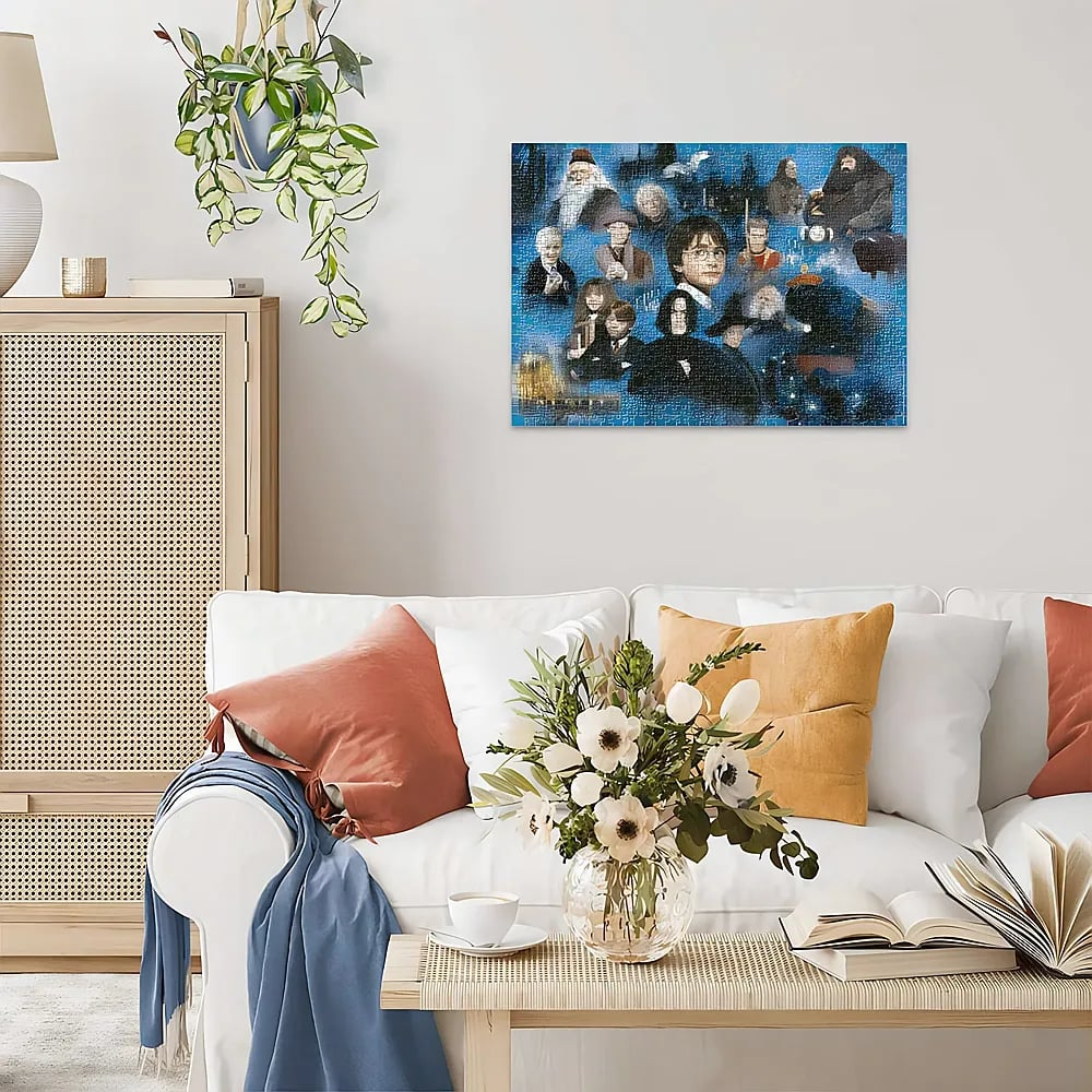 Un divano bianco con cuscini colorati, un quadro di Harry Potter e un tavolino con fiori.