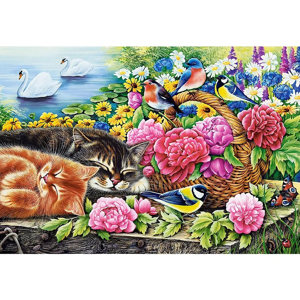 Zwei Katzen schlafen nahe einem blumigen Korb mit Vögeln, einem Schmetterling und einem See mit zwei Schwänen.