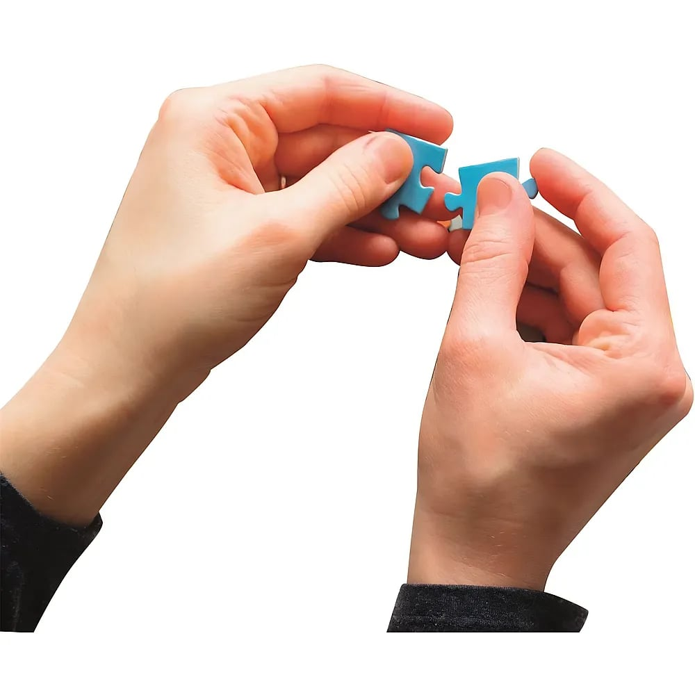 Zwei Hände halten zwei blaue Puzzleteile zusammen, um sie zu verbinden.