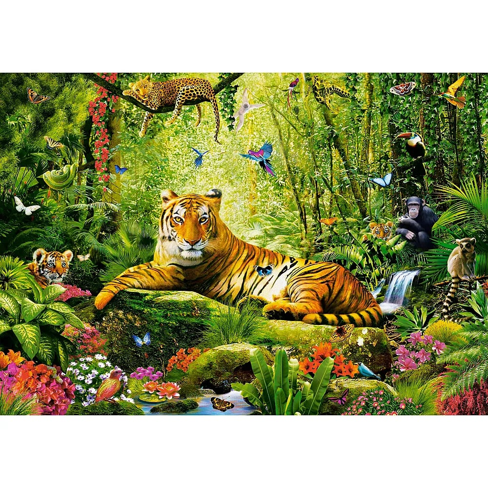 Ein Tiger ruht auf einem moosigen Felsen in einem lebendigen Dschungel voller exotischer Tiere und Blumen.