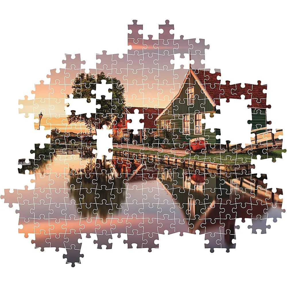 Ein unvollständiges Puzzle zeigt ein malerisches Haus an einem Fluss bei Sonnenuntergang.