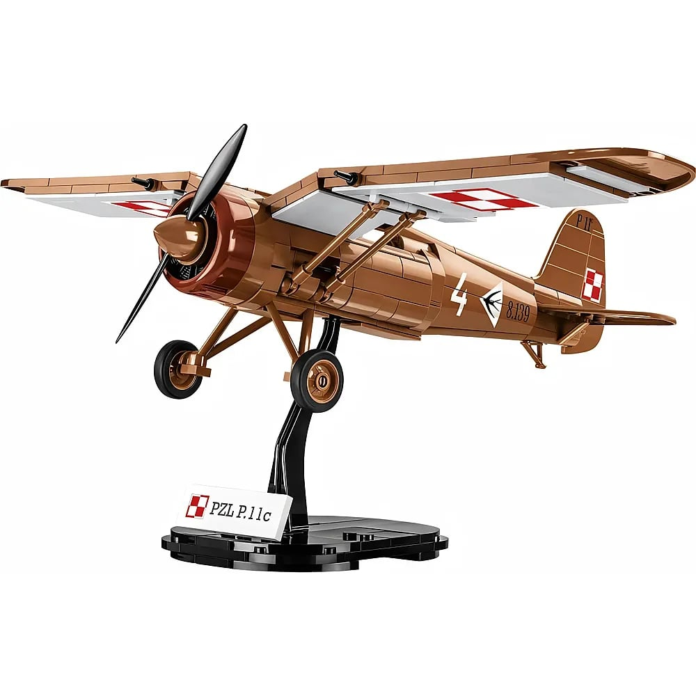Ein braunes Klemmbaustein-Modell eines polnischen Jagdflugzeugs PZL P.11c auf schwarzem Ständer.
