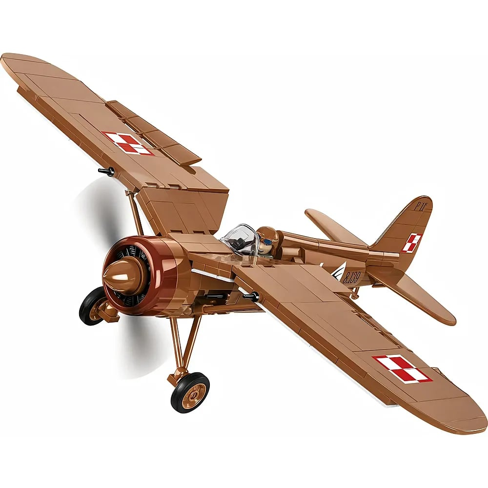 Ein braunes Lego-Flugzeug mit rot-weißen Symbolen fliegt vor einem weißen Hintergrund.