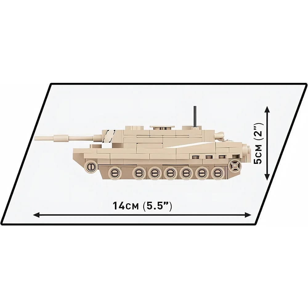 Ein beiger Spielzeugpanzer mit Abmessungen von 14 cm Länge und 5 cm Höhe.
