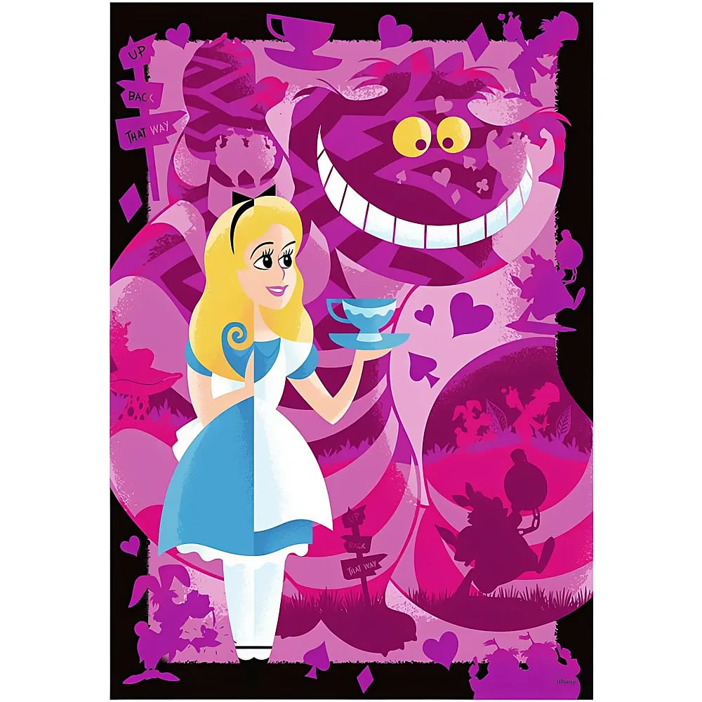 Alice che tiene una tazza da tè davanti a uno sfondo rosa con lo Stregatto sorridente.