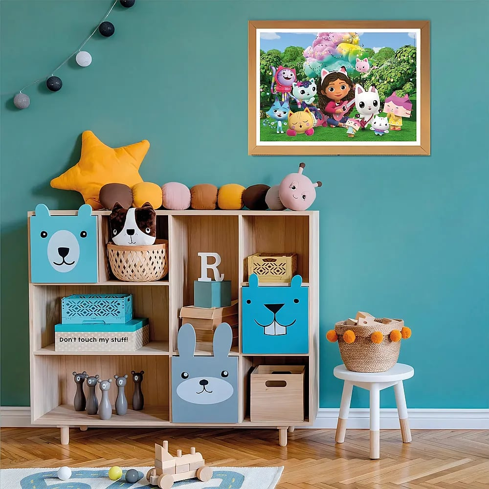 Una colorata stanza per bambini con una libreria in legno, contenitori per animali e un poster.