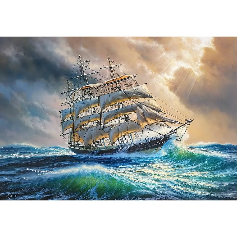 Ein großes Segelschiff fährt durch stürmische Wellen unter einem bewölkten Himmel mit Sonnenschein.